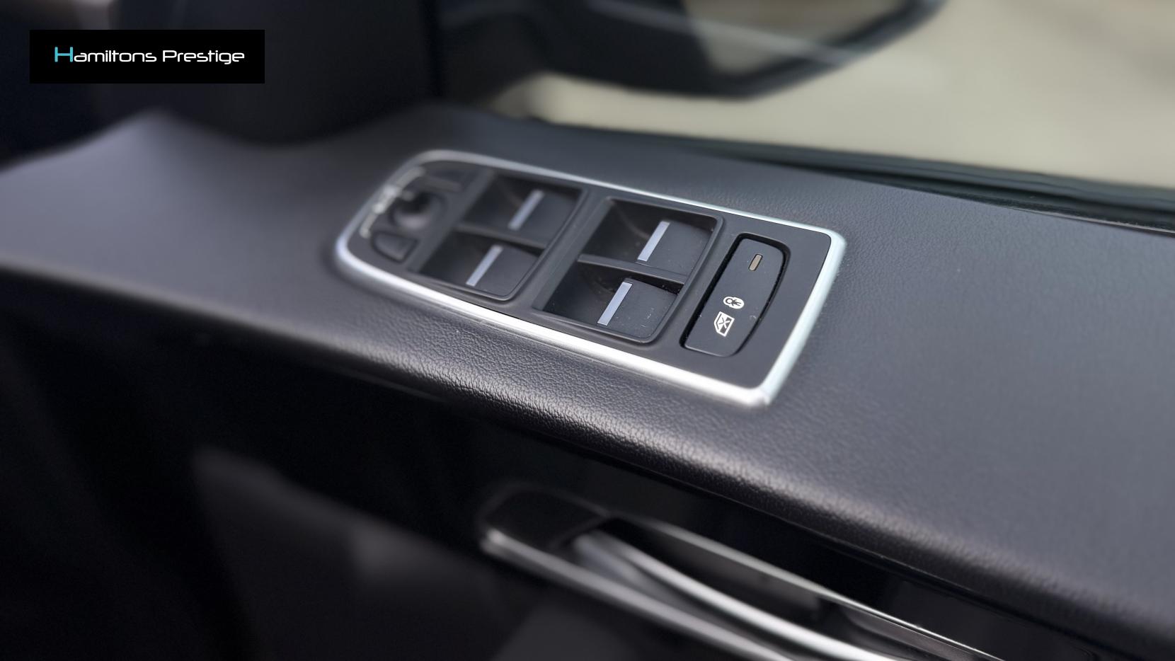 Jaguar F-PACE 2.0 P300 300 Sport SUV 5dr Petrol Auto AWD Euro 6 (s/s) (300 ps)